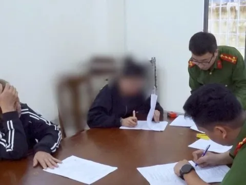 Vận chuyển trái phép hơn 2,3kg vàng, 32 điện thoại iPhone từ Hàn Quốc về Việt Nam