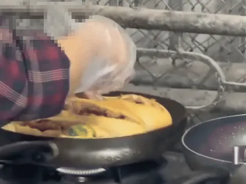 Vụ clip nghi nhân viên bỏ đồ ăn trong miệng vào bánh mỳ của khách Tây ở Ninh Bình: Phía quán giải thích