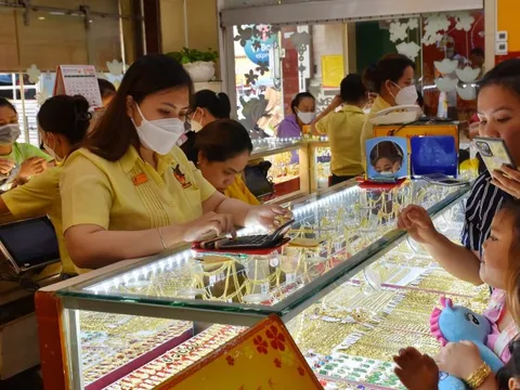 Giá vàng hôm nay 23-12: Lập kỷ lục mới