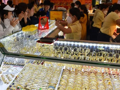 Giá vàng hôm nay 24-12: Tiếp tục đà tăng