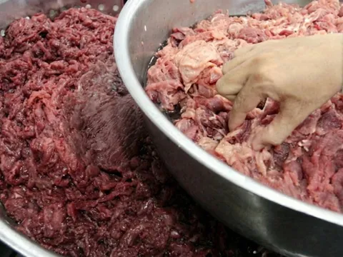 Kiểm tra hành chính 1 cơ sở, công an triệt phá đường dây sản xuất thịt bò giả từ thịt lợn, phân phối 600 kg mỗi ngày đến 75 quán ăn khắp thành phố