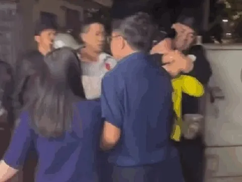 VIDEO: Bảo vệ chung cư "đánh hội đồng" một người đàn ông