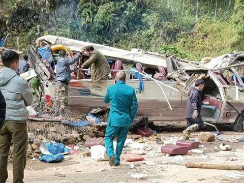 Hiện trường vụ lật xe khách chở đoàn giáo viên đi thiện nguyện khiến 9 người tử vong