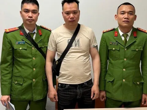 Vừa xuống sân bay Nội Bài, Lê Văn Hùng ra đầu thú