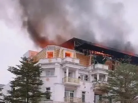 Hà Nội: Lửa cháy ngùn ngụt tại dãy biệt thự liền kề Geleximco trên đường Lê Trọng Tấn