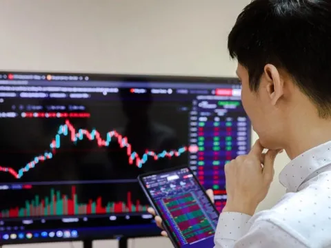 'Nín thở' với chứng khoán cuối năm