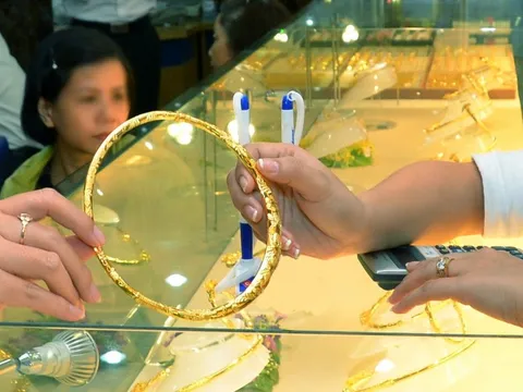 Sáng 30-12, giá vàng miếng SJC và vàng nhẫn đồng loạt giảm đến 5,5 triệu đồng/lượng