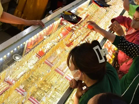 Giá vàng hôm nay 30-12: Đột ngột giảm rất sâu