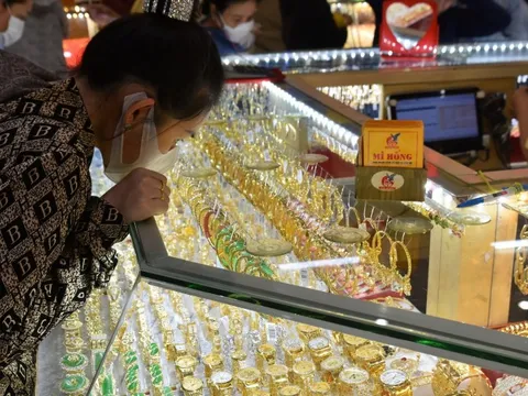 Giá vàng hôm nay 31-12: Tăng lên rồi bất ngờ giảm sâu