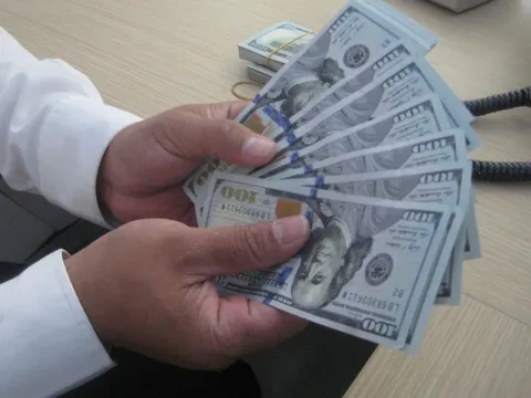 Mua - bán USD trái phép bị phạt tới 100 triệu đồng, giao dịch thế nào cho đúng?
