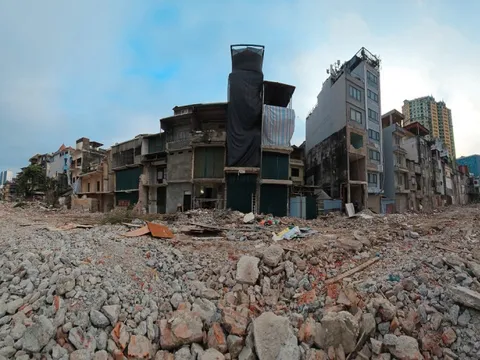 Thi công xuyên Tết, cắt gọt nhà mặt phố Đê La Thành để mở rộng đường Vành đai 1