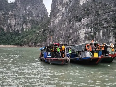 Đột kích "sới bạc" trên biển Vịnh Hạ Long, tạm giữ 30 người