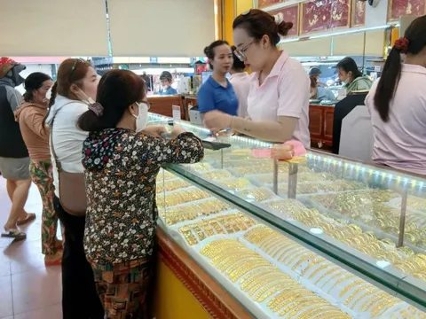 Giá vàng hôm nay 5-1: Giá vàng thế giới tăng vọt