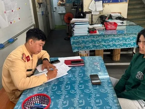 CSGT TPHCM tịch thu SH biển số 60C1-567.89 vì người lái buông hai tay
