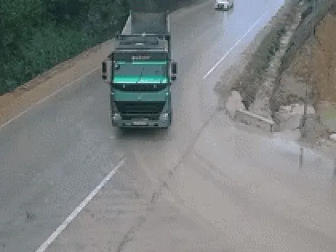 Xe đầu kéo lật đè trúng ô tô, 2 người thương vong: Góc camera hé mở nguyên nhân