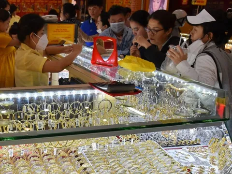 Giá vàng hôm nay 6-1: Tiếp tục tăng mạnh