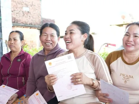 Xã cùng lúc cấp hàng loạt ‘sổ đỏ’ cho dân sau gần 20 năm chờ đợi