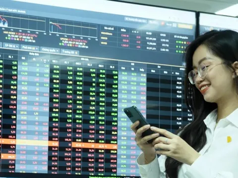 Cổ phiếu vua 'lên tiếng', VN-Index lập đỉnh mới