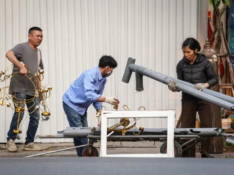 Loạt nhà ven Hồ Gươm di dời, người gom phế liệu kiếm tiền triệu mỗi ngày