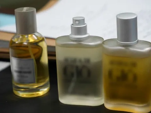 Choáng váng xưởng nước hoa giả Chanel, Dior, Le Labo... của vợ chồng Giám đốc HALOVA: Hơn 130 lít nước hoa đã pha chế, 12.400 vỏ chai và 18.000 nhãn hiệu nước hoa các loại