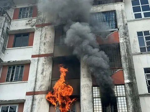 Chung cư giữa khu dân cư đông đúc bất ngờ bốc cháy