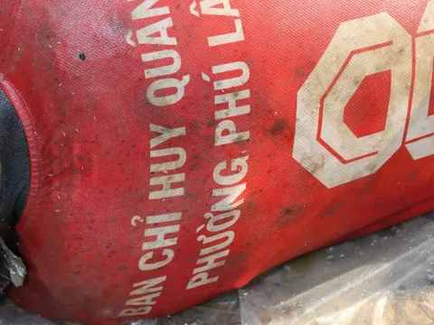 Ai là người thân nam giới mặc áo bóng đá "Phú Lâm FC" trôi trên sông Rạch Chiếc, liên hệ ngay công an