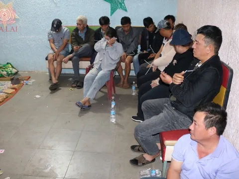 Ập vào nhà trọ Quốc Việt, bắt bà chủ Nguyễn Thị Phú và 15 người khác