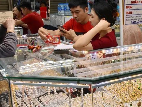 Giá vàng hôm nay 16-1: Sụt giảm rồi bất ngờ tăng mạnh