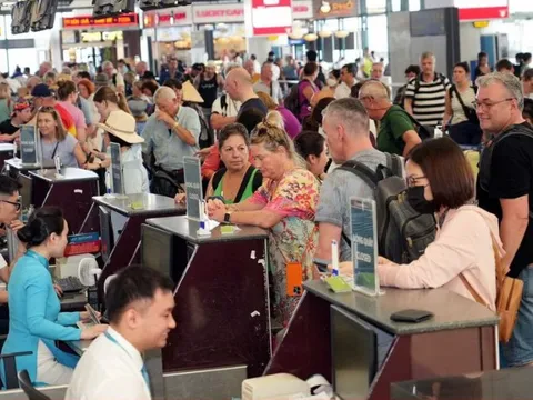 Nghịch lý vé Tết 2026: Hãng bay ồ ạt tăng tải, giá vé vẫn “đỉnh nóc kịch trần”
