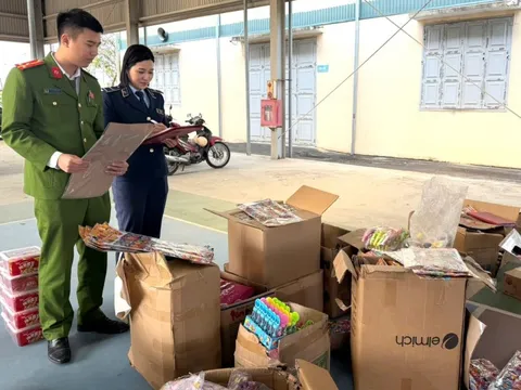 Mới phát hiện 3.000 sản phẩm socola, nho khô, kẹo… có vấn đề, người dân đặc biệt chú ý