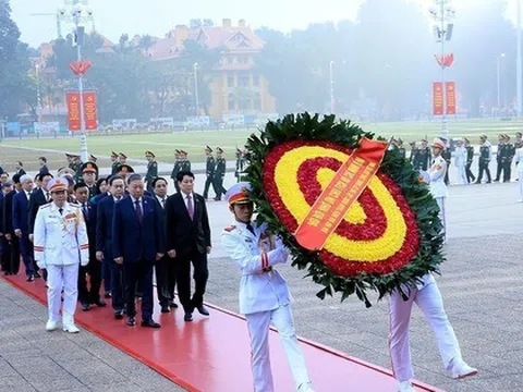 Hình ảnh Đại biểu dự Đại hội XIV vào Lăng viếng Chủ tịch Hồ Chí Minh