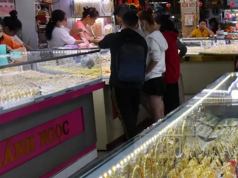 Giá vàng hôm nay 20-1: Tăng vọt do nhu cầu trú ẩn vốn an toàn