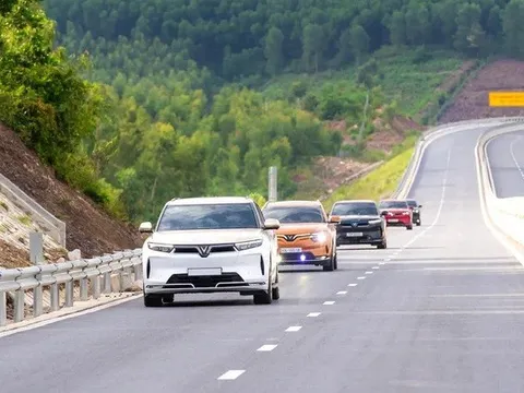 Cuộc đua giảm giá ôtô đầu năm 2026: Xe xăng 'cắt máu', xe điện miễn phí sạc