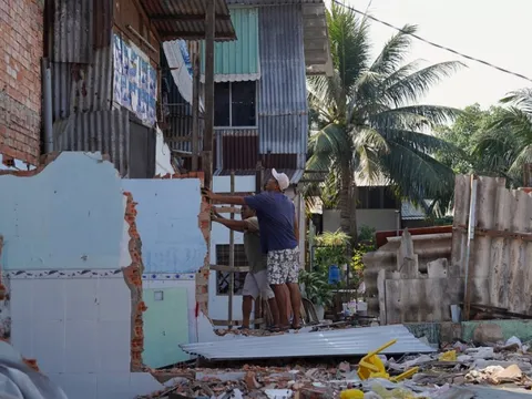 Người dân tháo dỡ nhà phục vụ dự án cải tạo kênh ô nhiễm bậc nhất TP.HCM