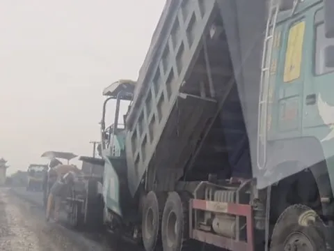 Thảm nhựa gặp trời mưa, nhà thầu ở Huế phải tăng thời hạn bảo hành