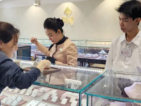 Giá vàng hôm nay 23-1: Tăng lên đỉnh cao mới