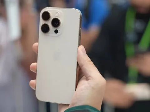 iPhone 16 Pro Max giảm giá mạnh đầu năm 2026