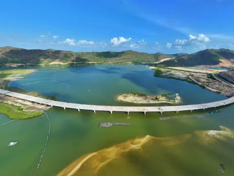 Cận cảnh cầu vượt biển hơn 500 tỷ đồng sắp được khánh thành tại Gia Lai