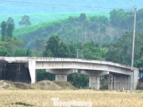 Cầu tiền tỷ xây xong rồi bỏ hoang