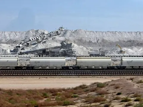 Nắm trữ lượng 267 tỷ thùng dầu nhưng ít ai biết quốc gia này còn sở hữu 2,5 nghìn tỉ USD khoáng sản - có loại được cả thế giới săn đón