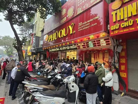 Giá bạc tăng lên 112 triệu đồng/kg, người dân đổ xô đi xếp hàng