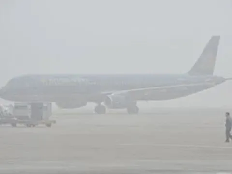 Nội Bài "tê liệt" tạm thời vì sương mù, nhiều chuyến bay phải bay vòng, hoãn cất cánh, chuyển hướng