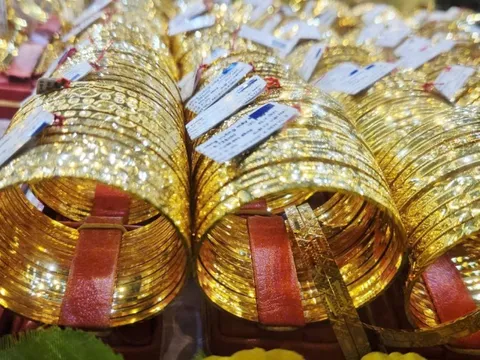 Giá vàng miếng SJC chạm mốc 176,5 triệu đồng/lượng, bạc Phú Quý vượt 111 triệu đồng/kg