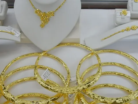 Giá vàng hôm nay 28-1: Giá vàng thế giới tăng hơn 170 USD