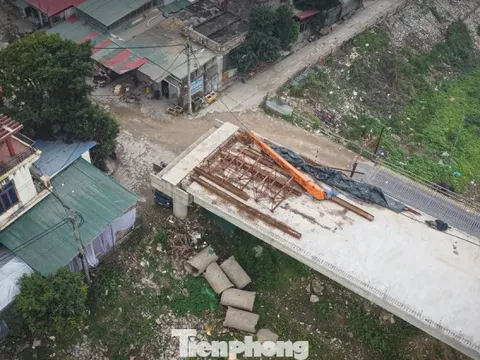 Hà Nội: Cầu 90 tỷ 'đắp chiếu', sắt thép gỉ sét chờ mặt bằng
