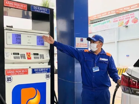 Giá các loại xăng dầu cùng tăng, RON95 tăng hơn 200 đồng/lít