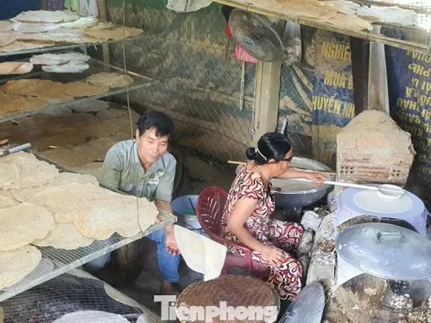 Đặc sản vào vụ Tết, làng nghề 'đỏ lửa' suốt ngày đêm