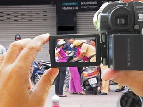 Tin đồn 'đề xuất phạt 5 triệu đồng người tự ý quay CSGT làm việc' là bịa đặt