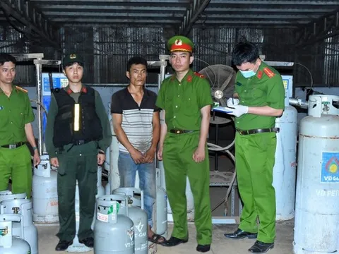 Đồng loạt khám xét 10 địa điểm trong chuyên án lớn, bắt 16 đối tượng, thu hàng trăm tấn tang vật