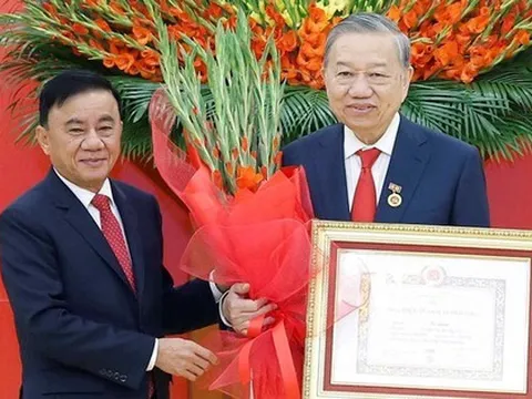 Trao Huy hiệu 45 năm tuổi Đảng tặng Tổng Bí thư Tô Lâm